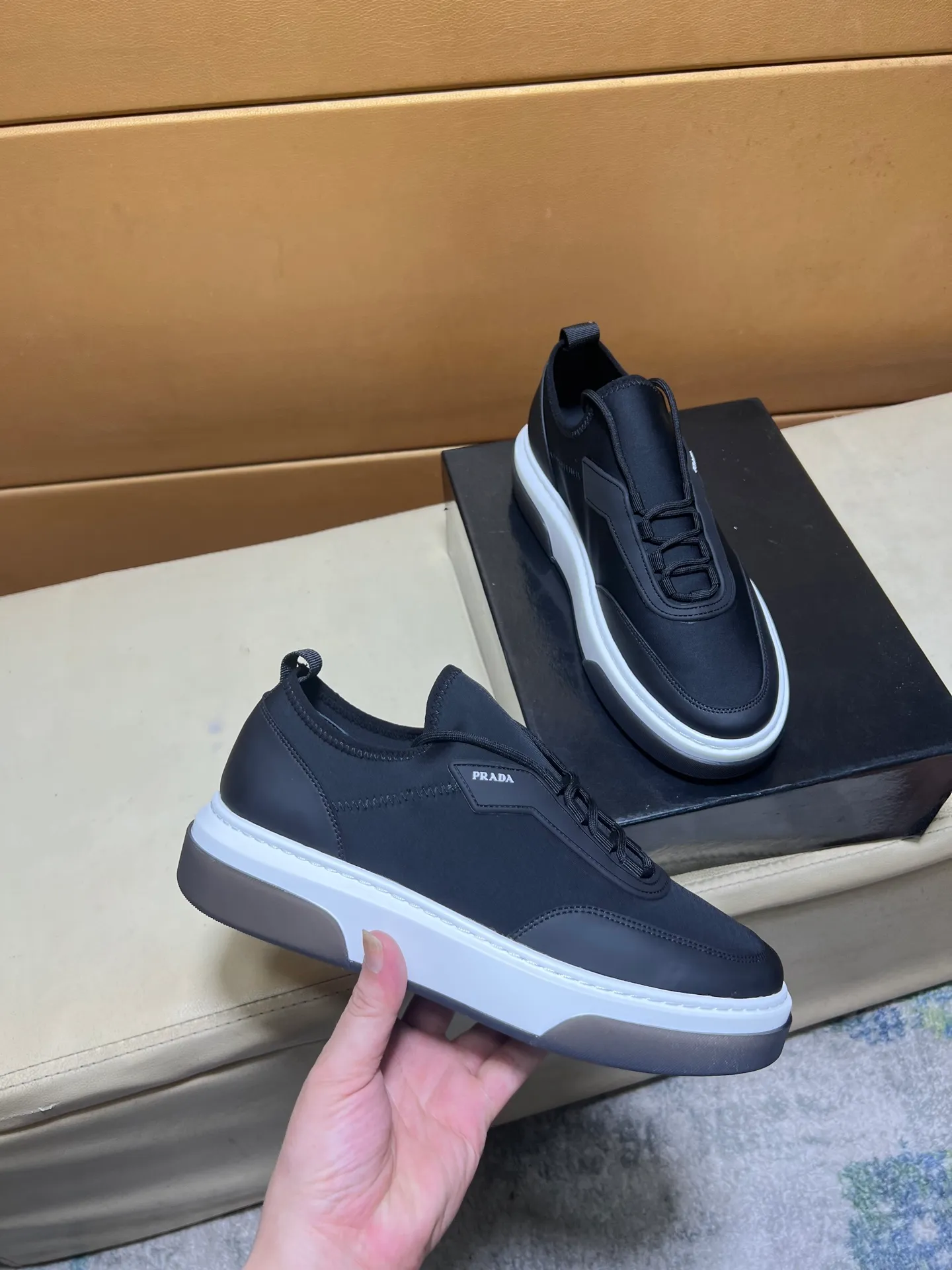 pp560💰👑👑《PRADA》【Classic Original Version】Prada: Top 🔝 Purchasing Agent 🔍🔍Sold at the latest men’s counter simultaneously, imported high-quality original version from Italy 🇮🇹: 🔝Brand silk calfskin·Shoe height, brand logo·Brand high mercerized canvas cloth·Tongue screen printing Brand logo: Prominent (high-end, extravagance, class), exquisite workmanship (imported Italian 🇮🇹 water-based mesh lining, 🐂cowhide feet), soles: original soles specially provided by the original factory, double-layer movable molding: transparent air cushion bottom, environmentally friendly, wear-resistant, ultra-light, comfortable, 🌲🌲🌲, real-life photos 🎬The real ones are more beautiful Code number 38-44
